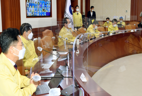 정세균 국무총리가 17일 세종로 정부서울청사에서 열린 코로나19 중앙재난안전대책본부 회의를 주재하고 있다. (사진=국무조정실)