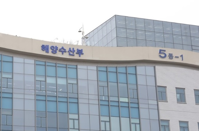 해양수산부는 최근 이슈가 되고 있는 어린 살오징어, 일명 `총알 오징어`의 자원 회복을 위해 `어린 살오징어 생산‧유통 근절 방안`을 마련해 추진한다고 밝혔다.
