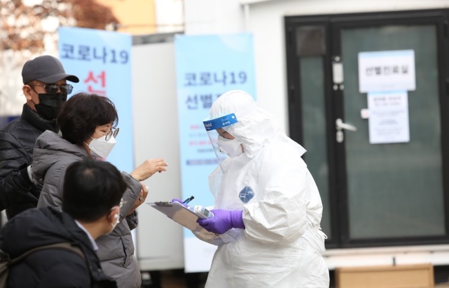 작년 2월 24일 코로나19 국립의료원 선별진료소 현장