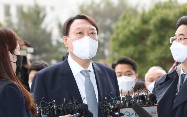 윤석열 총장이 오늘 오후 2시 대검찰청 청사 현관 앞에서 사의를 표명했다.