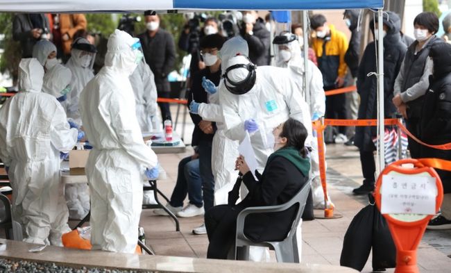 8일 0시 기준 코로나19 신규 확진자는 700명이다.