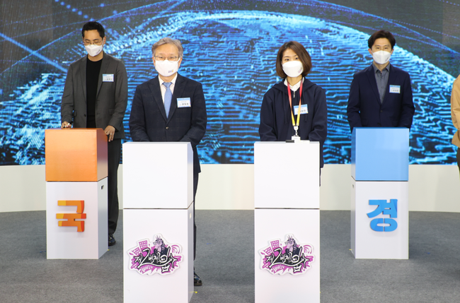 13일 구로구 G타워에서 열린 글로벌창업사관학교 2기 입교식에서 권칠승장관과 참석자들이 세레모니를 하고 있다. (사진=중소벤처기업부)