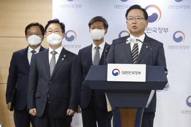 김부겸 국무총리가 2일 부동산 투기 조사 · 수사 중간결과를 발표하고 있다.