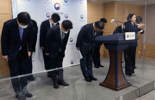 김부겸 총리는 여러 공직자가 내부정보를 활용해 토지를 매입한 혐의를 확인했다며 고개 숙여 사과하고 있다.