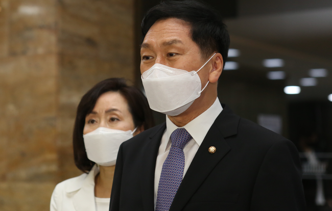 14일 김기현 국민의힘 원내대표가 국회에서 열린 의원 총회 후 퇴장하고 있다.