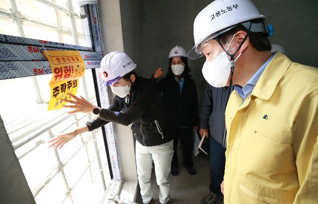 안경덕 고용부 장관이 1일 세종시 소재 A공장 신축공사 현장을 불시에 순찰 · 점검했다. 사진은 5월 26일 자율주택 정비사업 신축공사 현장방문 당시. (사진=고용노동부)