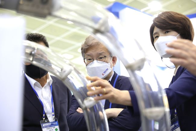 권칠승 중기부 장관과 한정애 환경부 장관이 8일부터 3일간 열리고 있는 `국제환경산업기술 · 그린에너지전` 개막식 행사에 참석해 주요 기업들의 우수녹색기술과 제품들을 둘러보고 있다. (사진=중소벤처기업부)