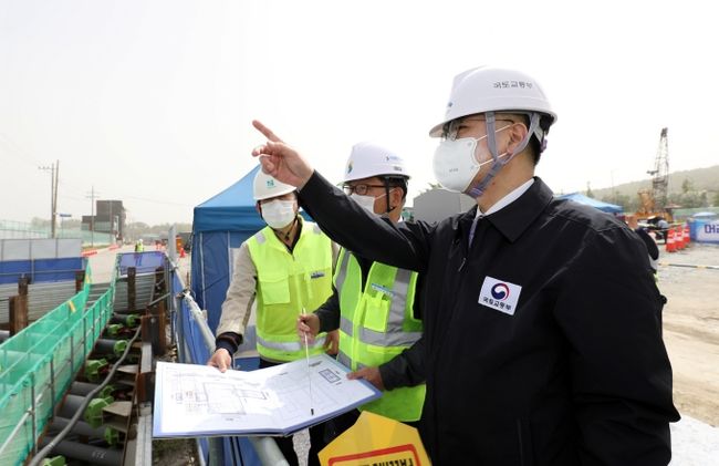윤성원 국토부 1차관은 23일 천안시 아파트 건설현장을 방문해 방역실태를 점검했다. 사진은 5월 7일 건설현장 방문 당시 (사진=국토교통부)