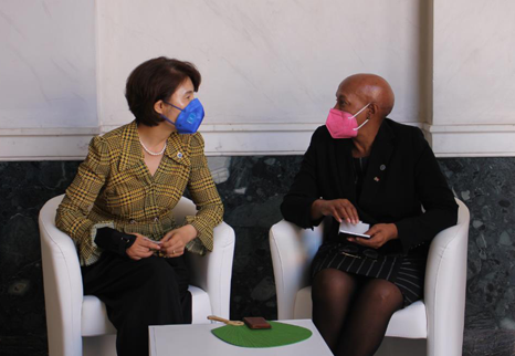 한정애 환경부 장관이 22일 G20 환경장관회의에 참석하여 에이미 코르(Amy Khor) 싱가포르 지속가능환경부 차관과 인사를 나누고 있다. (사진=환경부)