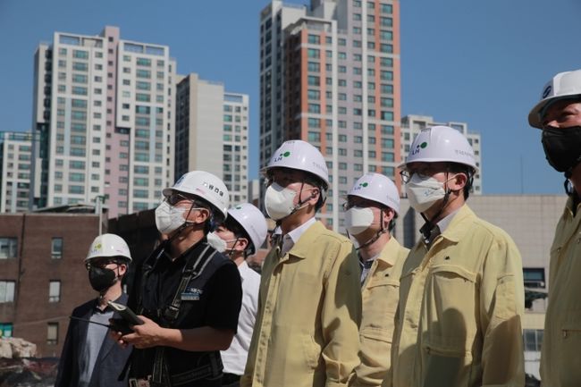 윤성원 국토교통부 제1차관이 16일 서울 동작구 소재 철거공사 현장을 방문했다. (사진=국토교통부)