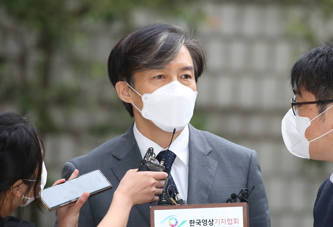 조국 전 법무부 장관이 27일 서울중앙지법 형사21-1부 공판 출석에 앞서 취재진들에게 둘러싸여 있다.