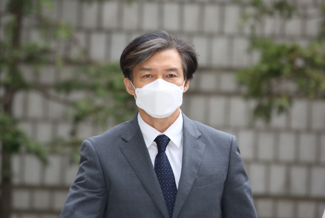 조국 전 법무부 장관이 27일 서울중앙지법 형사21-1부 공판에 출석하고 있다.