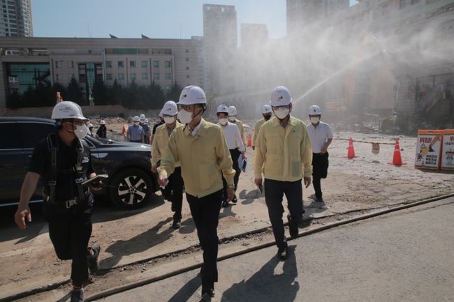 윤성원 국토교통부 1차관은 6일 대전시 아파트 건설현장을 방문해 코로나19 방역관리 실태 등을 점검했다. 사진은 7월 16일 서울 동작구 철거공사 현장 방문 당시 (사진=국토교통부)
