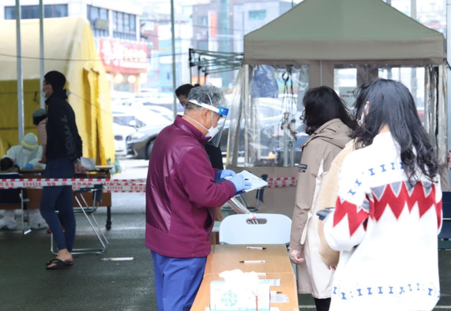 11일 0시 기준 코로나 신규 확진자는 1297명이다.