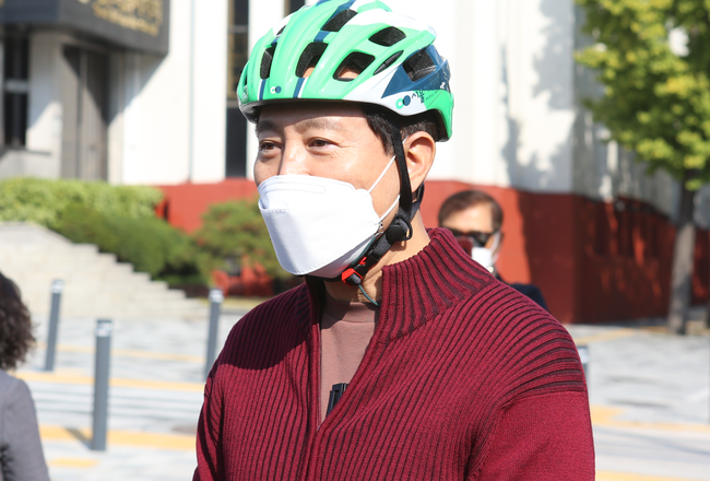 오세훈 서울 시장이 22일 서울 중구 서울시청 인근 따릉이 대여소에서 따릉이 인프라 확대계획을 밝히고 있다.