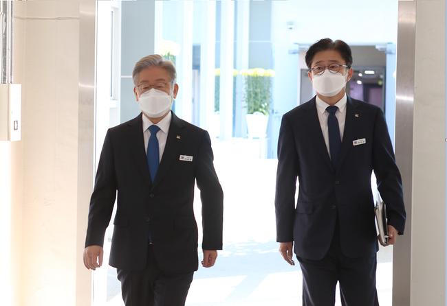 이재명 후보가 25일 경기지사직 사퇴 기자회견을 하기 위해 경기도청 브리핑룸으로 향하고 있다.