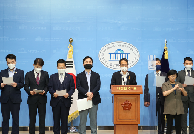 더불어민주당 국회 법제사법위원회 위원들은 7일 `고발사주 김웅 의원 녹취 관련 긴급 기자회견`을 열었다.