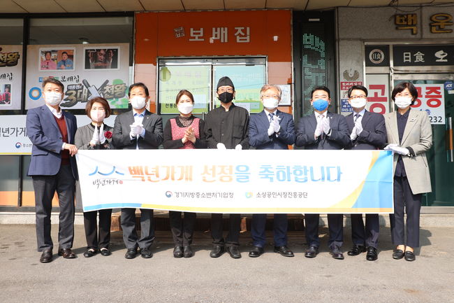 권칠승 중소벤처기업부 장관이 26일 경기 파주시 백년가게 보배집에서 기념촬영을 하고 있다. (사진=중소벤처기업부)