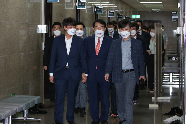 이준석 국민의힘 당대표, 김기현 원내대표, 대선 주자인 하태경 의원이 기자회견 장소로 이동하고 있다.