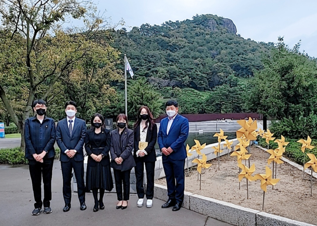 왼쪽부터 장현우, 차정환 부위원장, 나수련 위원장, 손혜영 간사, 전은화, 구민호 청년명예국회의원 여성가족위원회 의원들이 고(故) 노무현 대통령 묘역 인근에서 기념촬영을 하고 있다 (사진=더불어민주당)
