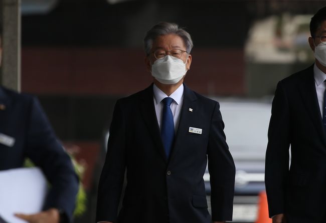 더불어민주당 대선 후보인 이재명 경기도지사가 12일 제355회 임시회 제2차 본회의에 출석하고 있다.