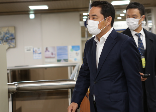 강용석 변호사가 2일 서울중앙지방법원에서 열린 공직선거법 위반 첫 공판에 출석했다.