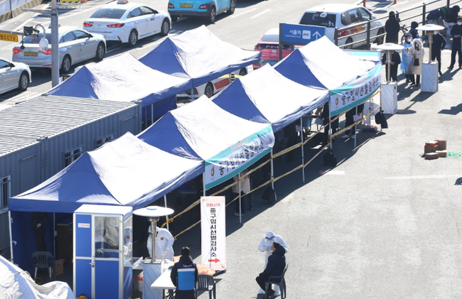 22일 0시 기준 코로나 신규 확진자는 7456명이다.