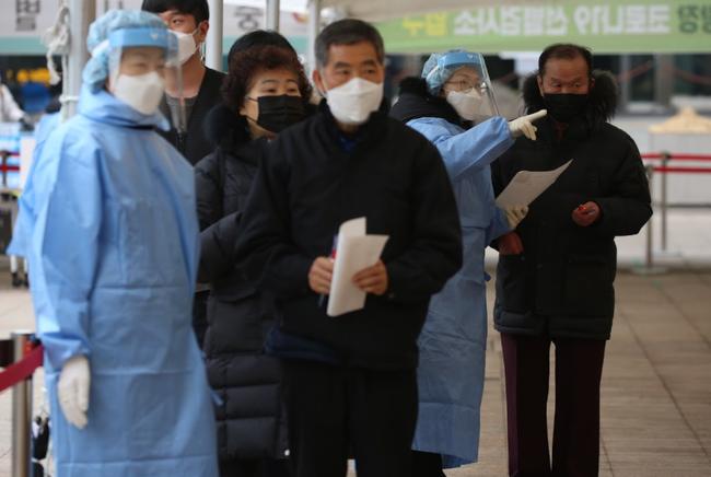 31일 0시 기준 코로나 신규 확진자는 총 4875명이다.