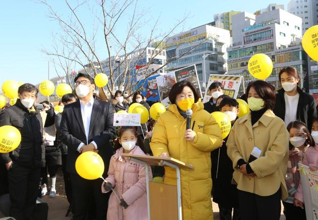 심상정 정의당 대선 후보는 7일 구로구 항동지구 온수터널 수직구 공사 현장을 방문해 해당 공사 중단을 촉구했다.