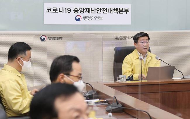 전해철 중앙재난안전대책본부 2차장이 지난 21일 오전 세종시 정부세종2청사 중앙재난안전상황실에서 열린 `코로나바이러스감염증-19 대응 중앙재난안전대책본부 회의`를 주재하고 있다. (사진=행정안전부)