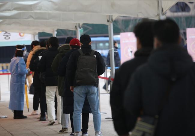 8일 0시 기준 코로나19 신규 확진자는 3만 6719명이다.