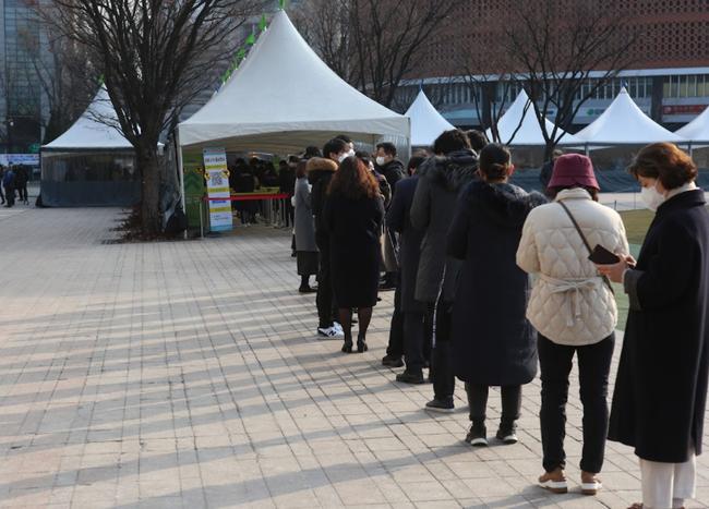 25일 0시 기준 코로나19 신규 확진자는 16만 5890명이다.