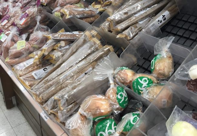 농림축산식품부와 환경부는 17일부터 일주일간 전국 17개 시도 소재 대형마트 96개 점포와 협조해 `양파 낱개 판매 시범행사`를 진행한다.