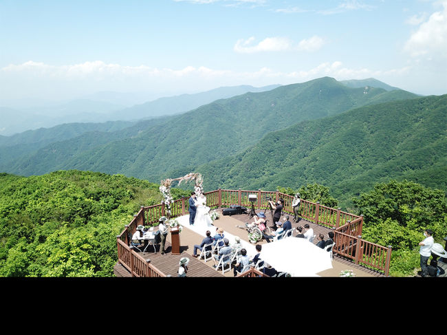 환경부 산하 국립공원공단은 취약계층 대상으로 일회용품 없는 친환경 결혼식 무료 지원