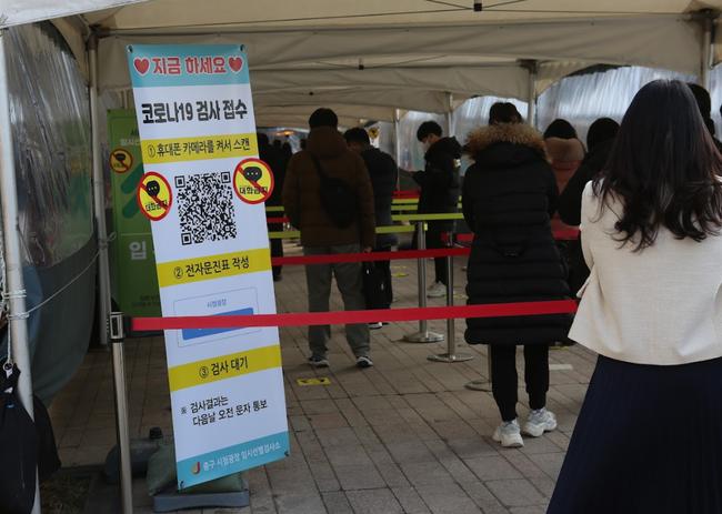 중앙방역대책본부는 4월 8일 0시 기준으로 재원중 위중증 환자는 1,093명, 사망자는 373명으로 누적 사망자는 18,754명(치명률 0.13%)이라고 밝혔다.