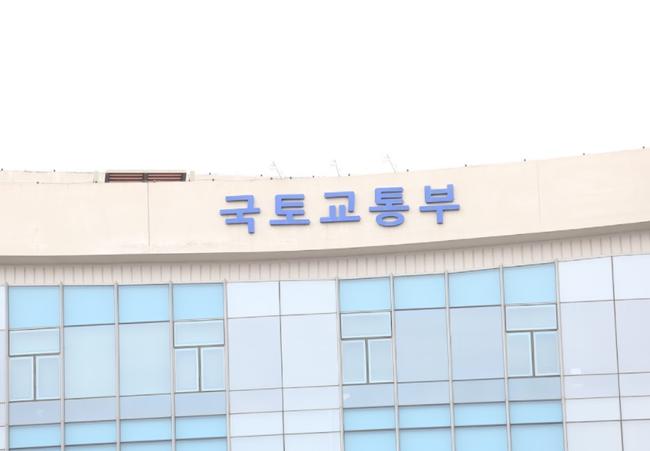 국토교통부는 국민안전과 자동차 운행질서 확립을 위해 5월 23일부터 한달간 불법자동차 일제단속을 실시한다고 밝혔다.