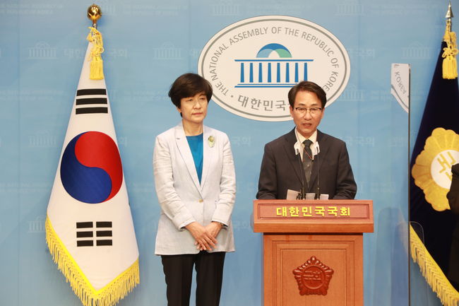 더불어민주당 이원욱 의원과 김영주 의원은 3일 오후 서울 여의도 국회 소통관에서 `당 혁신을 위한 광화문포럼 해체 및 계파정치 종식 선언 기자회견`을 진행했다.