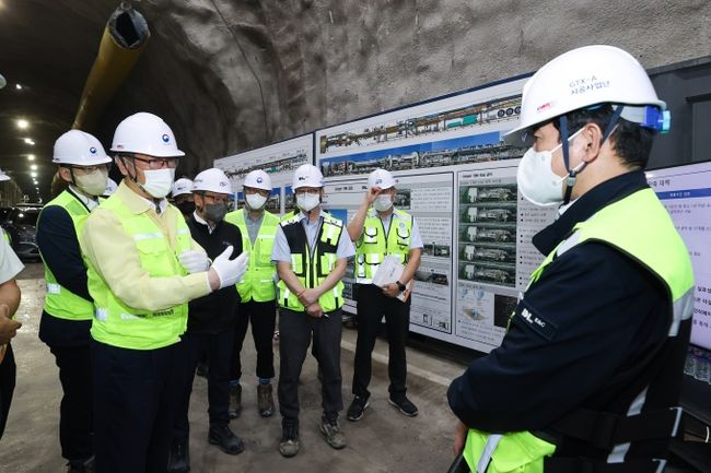 어명소 국토교통부 제2차관은 17일 GTX-A노선 연신내역과 서울역 사이 지하 40m의 터널 건설현장을 방문하여 사업 추진현황 및 안전관리 현황을 점검하고, 현장 근로자들을 격려했다.