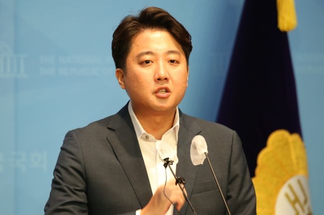 국민의힘 이준석 대표가 13일 오후 2시 국회 소통관에서 기자회견을 열고 윤리위 징계 과정, 비대위 전환 등에 대한 입장을 밝혔다.