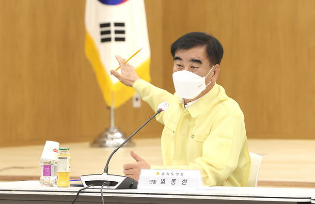 염종현 경기도의회 의장(더민주, 부천1)이 12일 `수해 관련 긴급 대책회의`를 열고 이번 집중호우로 피해를 입은 도민을 위해 `신속한 예산지원`, `피해규모 전수조사` 등 실효성 있는 방안 마련을 촉구했다.