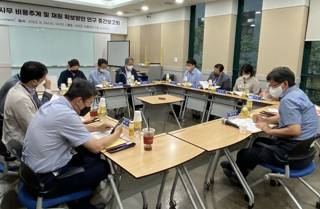 대한민국특례시시장협의회는 24일 여의도 이룸센터에서 연구진 및 고양 · 수원 · 용인 · 창원특례시 관계자 등 30명이 참여한 가운데 `특례시 이양사무 비용추계 및 재원확보 방안 연구` 중간보고회를 개최했다.