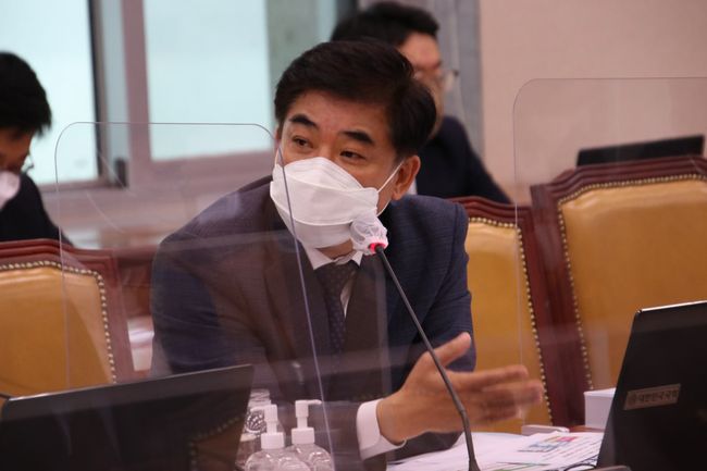 김병욱 의원은 5일 국회 국토교통위원회 결산 전체회의에서 현안질의를 통해 각 지역의 상황을 고려하지 않고 재건축 안전진단 기준을 일률적으로 적용하고 있는 문제점을 지적했다.