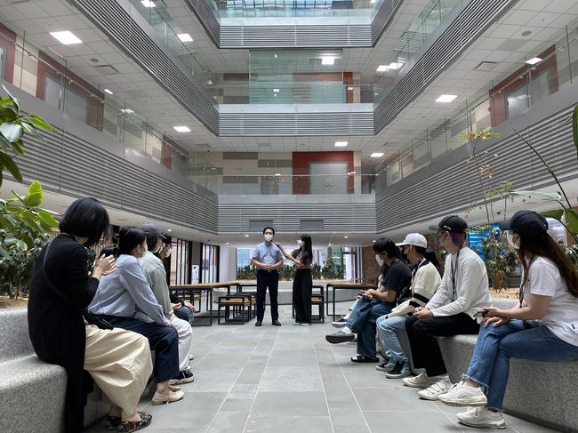 부천시학교밖청소년지원센터는 최근 경기 성남시 판교 테크노밸리(Techno Valley)에 위치한 `스타트업 캠퍼스(Startup Campus) 창업체험센터`를 견학하여 창업가 정신 함양의 기회를 가졌다.