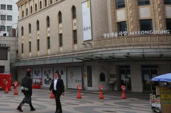 문화체육관광부는 중앙방역대책본부의 지침에 따라 오늘부터 공연장, 영화관, 실내체육시설 등에서의 실내 마스크 착용 의무가 해제되었다고 30일 밝혔다. (사진은 기사의 특정내용과 무관함)