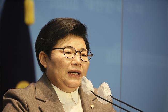 임이자 의원이 이날 오후 국회 소통관에서 열린 기자회견에서 민주당과 정의당의 노조법 개정안 강행 처리를 비판하고 철회를 촉구하고 있다.