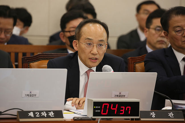 추경호 기획재정부 장관 겸 경제부총리가 22일 오전 국회에서 열린 기획재정부 전체회의에 참석해 질의에 답변하고 있다.