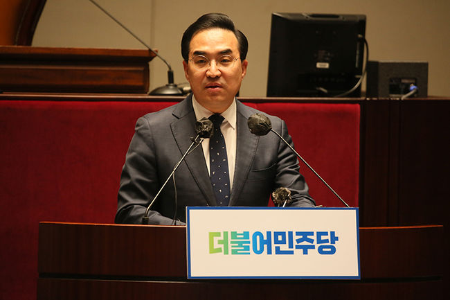 박홍근 더불어민주당 원내대표가 27일 오전 국회 본회의장에서 열린 민주당 의원총회에서 모두발언하고 있다.