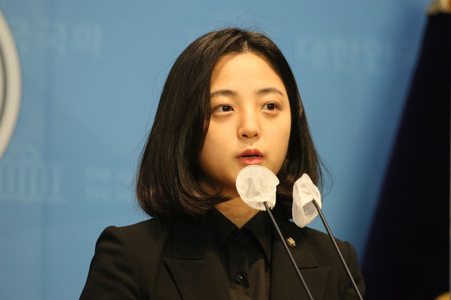 정의당 류호정 의원이 8일 오전 국회 소통관에서 개인의 학자금 부채 탕감을 촉구하는 기자회견을 하고 있다.