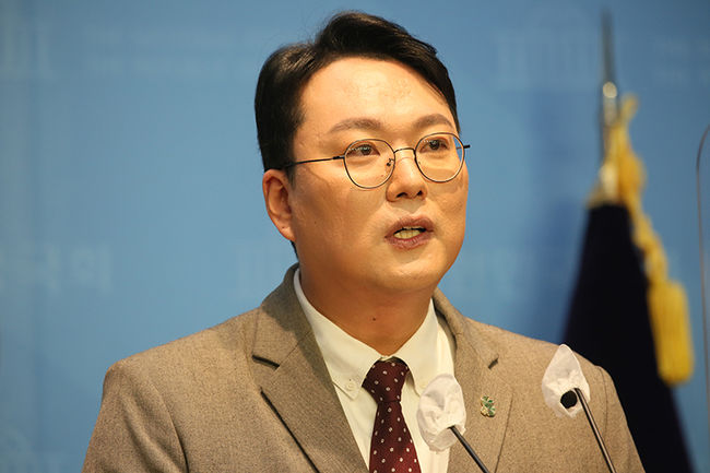 전남 순천갑 천하람 당협위원장이 3일 국회 소통관에서 당대표 출마 기자회견을 하고 있다.