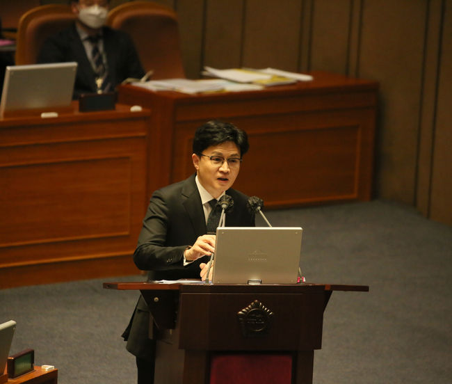 한동훈 법무부 장관이 8일 서울 여의도 국회에서 열린 교육 · 사회 · 문화 대정부질문에 참석했다.